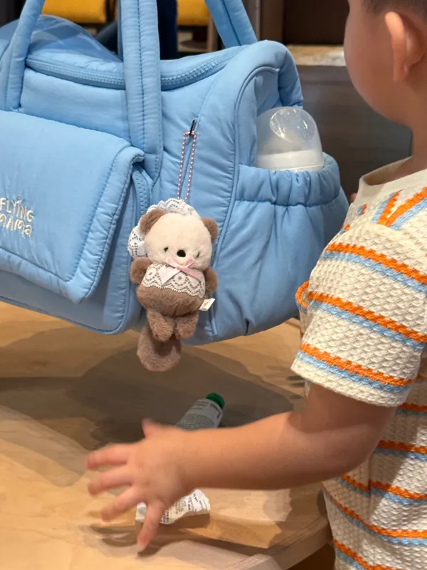 Bubblegum Blue bag with a bottle in the side pocket