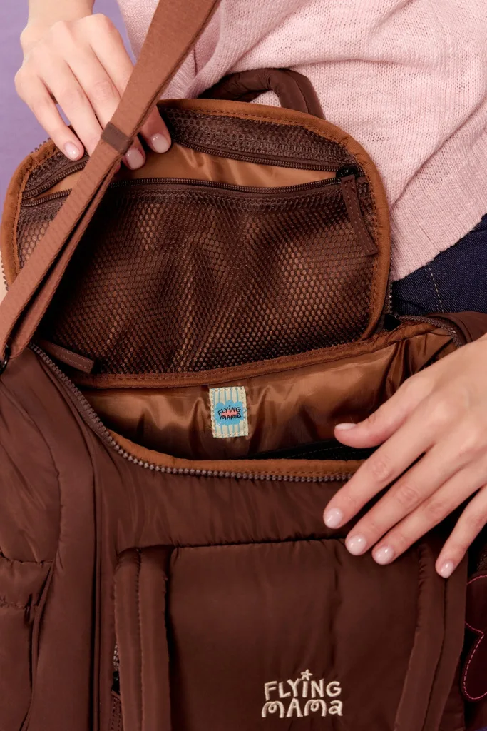 Mesh see-thru dividers inside the bag